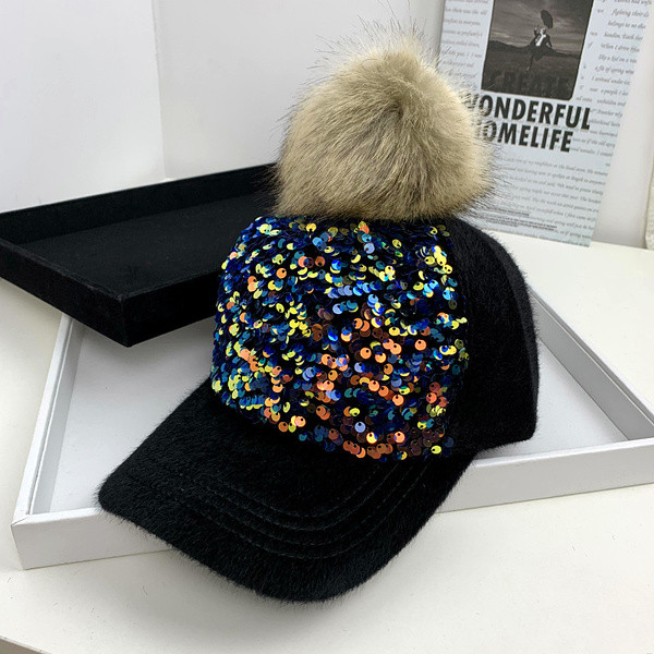 Új modell női sapka napellenzővel és flitterekkel