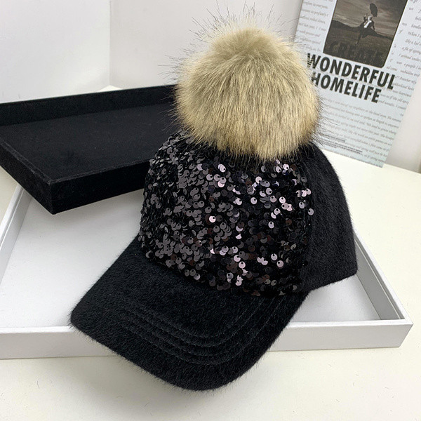 Új modell női sapka napellenzővel és flitterekkel