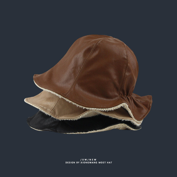 Női bőr sapka meleg béléssel és gumírozással