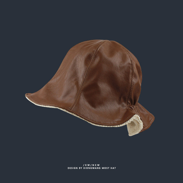 Női bőr sapka meleg béléssel és gumírozással