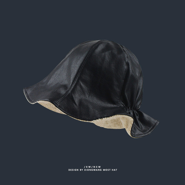 Női bőr sapka meleg béléssel és gumírozással