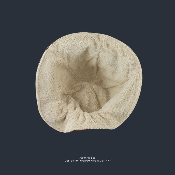 Női bőr sapka meleg béléssel és gumírozással