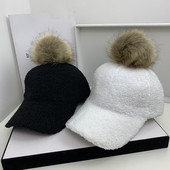Női téli sapka pehelypomponnal és napellenzővel