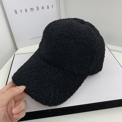 Női téli sapka pehelypomponnal és napellenzővel