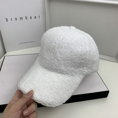 Női téli sapka pehelypomponnal és napellenzővel