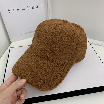 Női téli sapka pehelypomponnal és napellenzővel