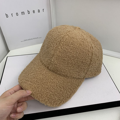 Női téli sapka pehelypomponnal és napellenzővel