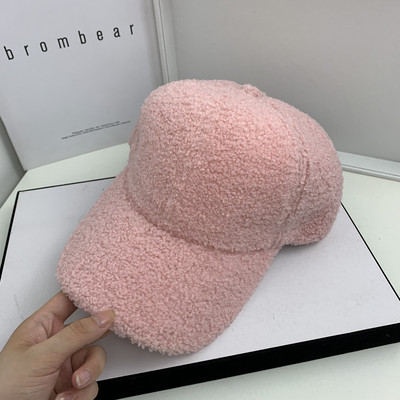 Női téli sapka pehelypomponnal és napellenzővel