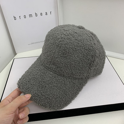 Női téli sapka pehelypomponnal és napellenzővel