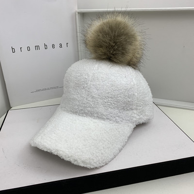 Női téli sapka pehelypomponnal és napellenzővel