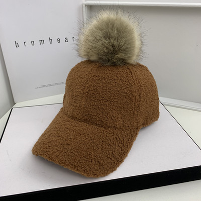 Női téli sapka pehelypomponnal és napellenzővel