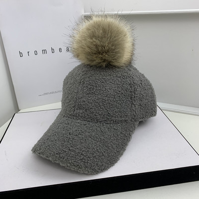 Női téli sapka pehelypomponnal és napellenzővel