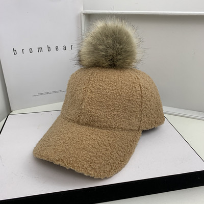 Női téli sapka pehelypomponnal és napellenzővel