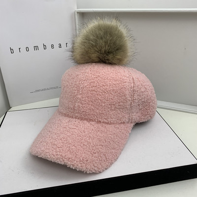Női téli sapka pehelypomponnal és napellenzővel