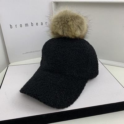 Női téli sapka pehelypomponnal és napellenzővel