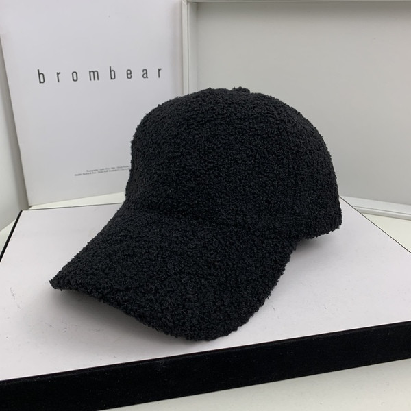 Női téli sapka pehelypomponnal és napellenzővel