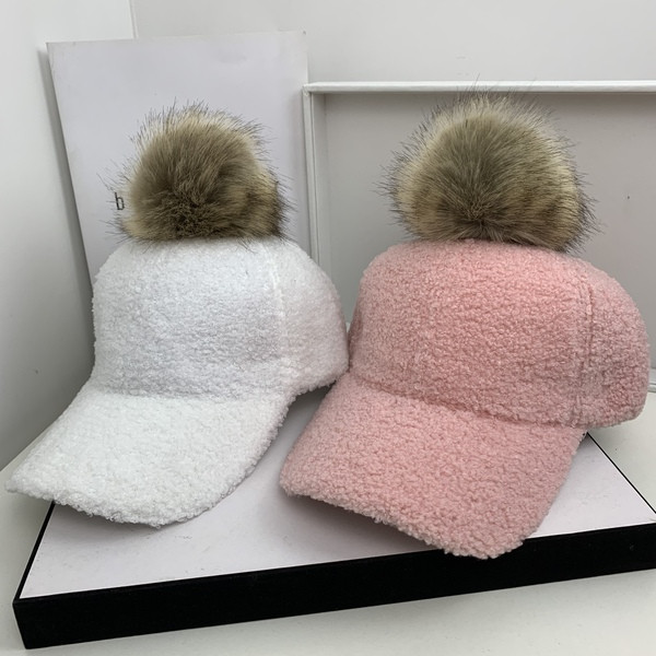 Női téli sapka pehelypomponnal és napellenzővel