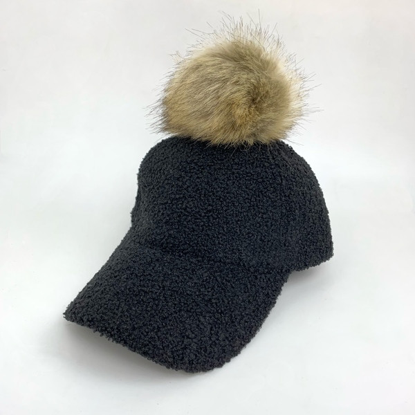 Női téli sapka pehelypomponnal és napellenzővel