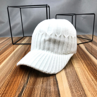 Nova ženska pletena kapa sa šilterom i pomponom