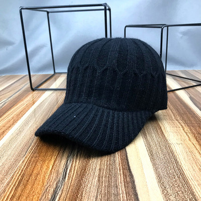 Nova ženska pletena kapa sa šilterom i pomponom