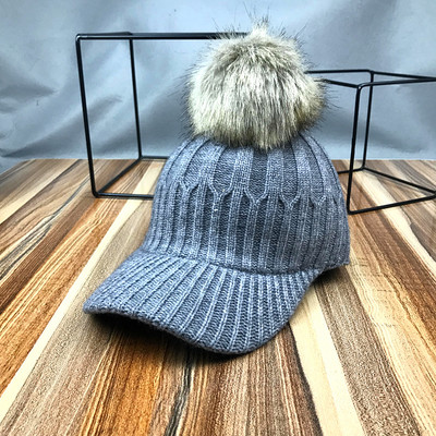 Nova ženska pletena kapa sa šilterom i pomponom