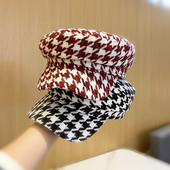 Stílusos női kockás sapka napellenzővel