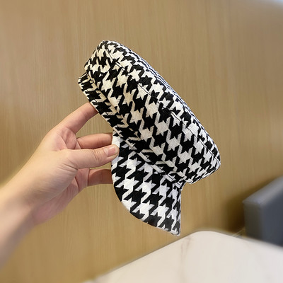 Stílusos női kockás sapka napellenzővel