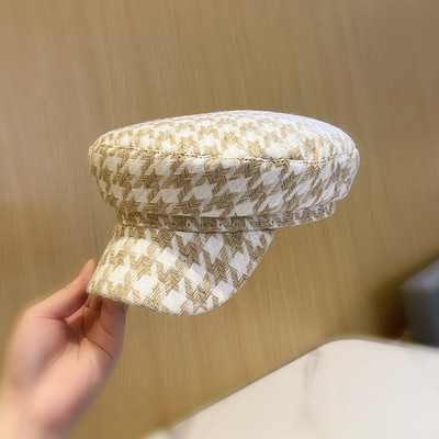 Stílusos női kockás sapka napellenzővel