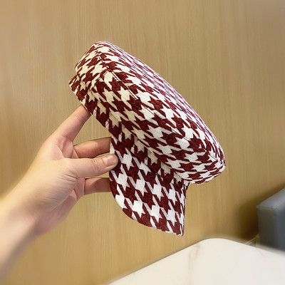 Stílusos női kockás sapka napellenzővel