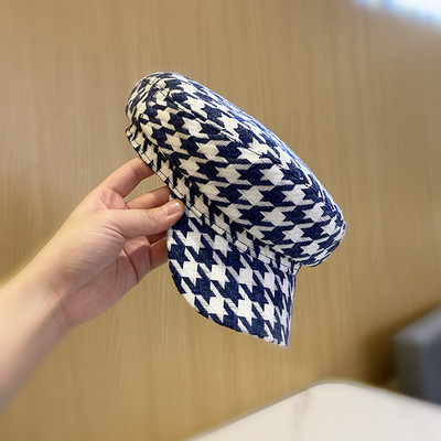 Stílusos női kockás sapka napellenzővel