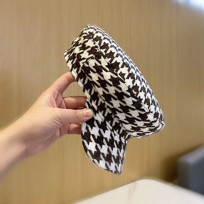 Stílusos női kockás sapka napellenzővel