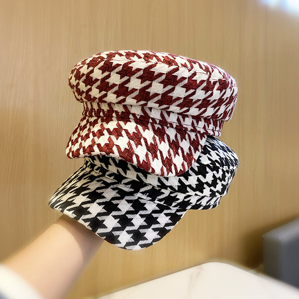 Stílusos női kockás sapka napellenzővel