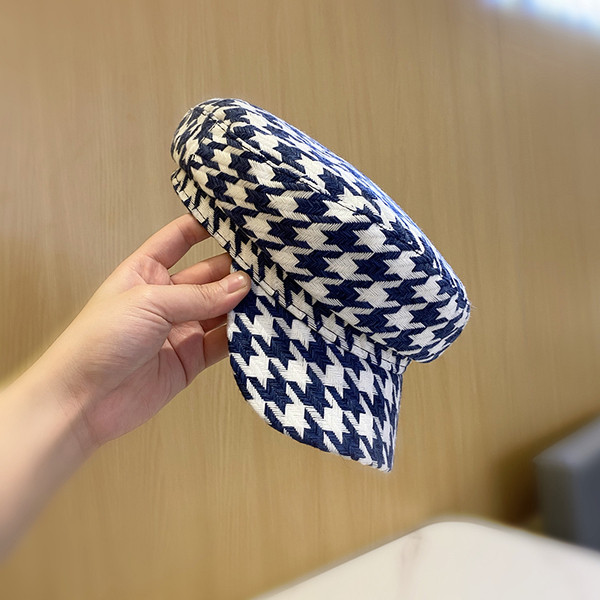 Stílusos női kockás sapka napellenzővel