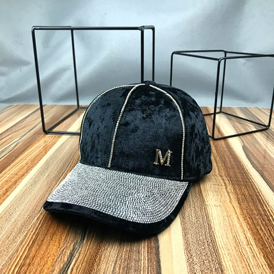 Új modell női sapka kövekkel és fém elemmel