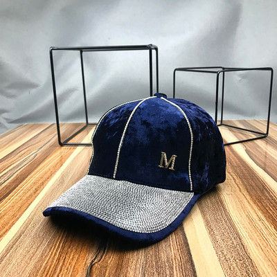 Új modell női sapka kövekkel és fém elemmel