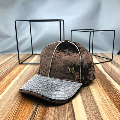 Új modell női sapka kövekkel és fém elemmel