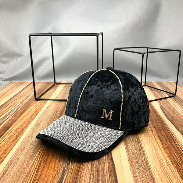 Új modell női sapka kövekkel és fém elemmel