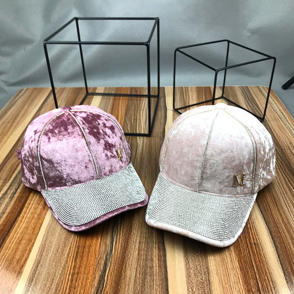 Új modell női sapka kövekkel és fém elemmel