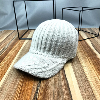 Új modell női kötött sapka napellenzővel - többféle színben