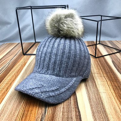 Új modell női kötött sapka napellenzővel - többféle színben