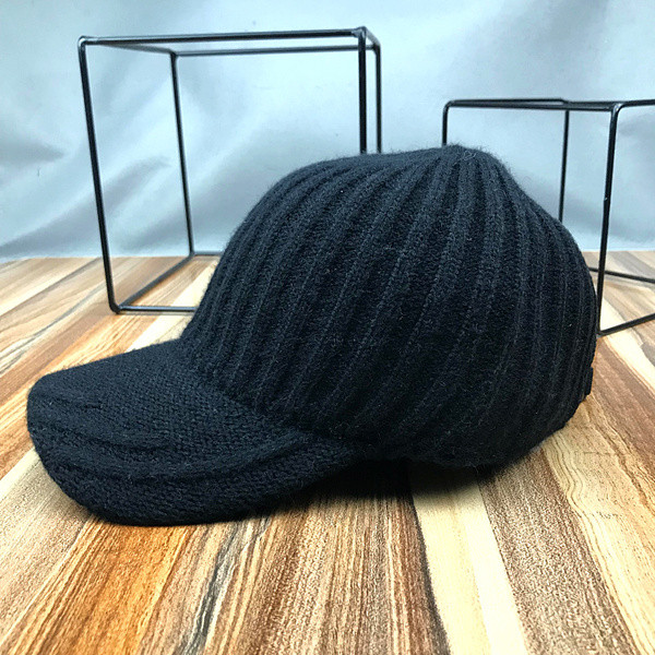 Új modell női kötött sapka napellenzővel - többféle színben