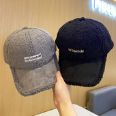 Alkalmi női gyapjú sapka felirattal és napellenzővel