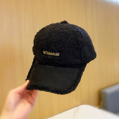 Alkalmi női gyapjú sapka felirattal és napellenzővel