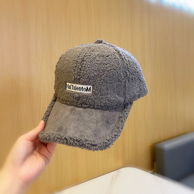 Alkalmi női gyapjú sapka felirattal és napellenzővel