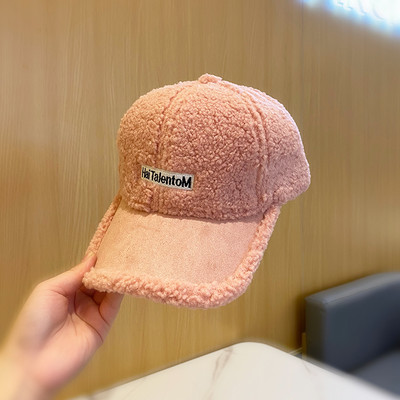 Alkalmi női gyapjú sapka felirattal és napellenzővel