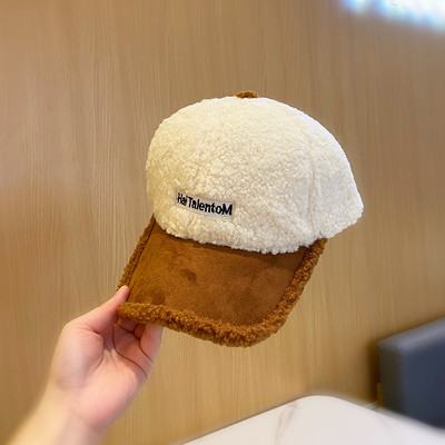 Alkalmi női gyapjú sapka felirattal és napellenzővel