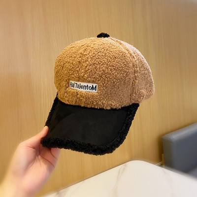 Alkalmi női gyapjú sapka felirattal és napellenzővel