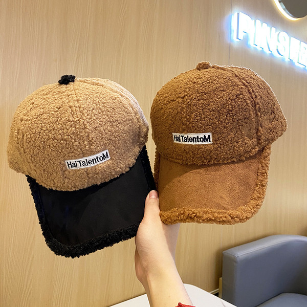 Alkalmi női gyapjú sapka felirattal és napellenzővel