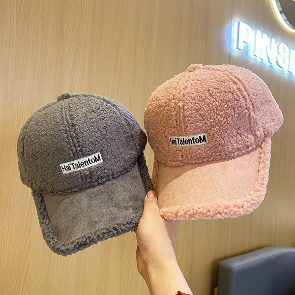 Alkalmi női gyapjú sapka felirattal és napellenzővel