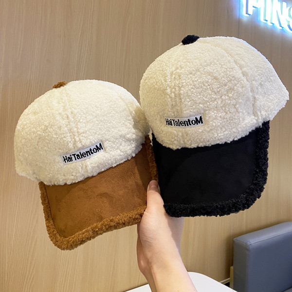 Alkalmi női gyapjú sapka felirattal és napellenzővel